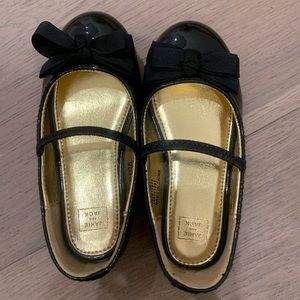 Adorable Patent Bow Black Shoes - size 8